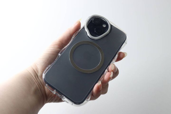 iPhoneに装着したウェーブクリアケースの背面全体を手に持った状態