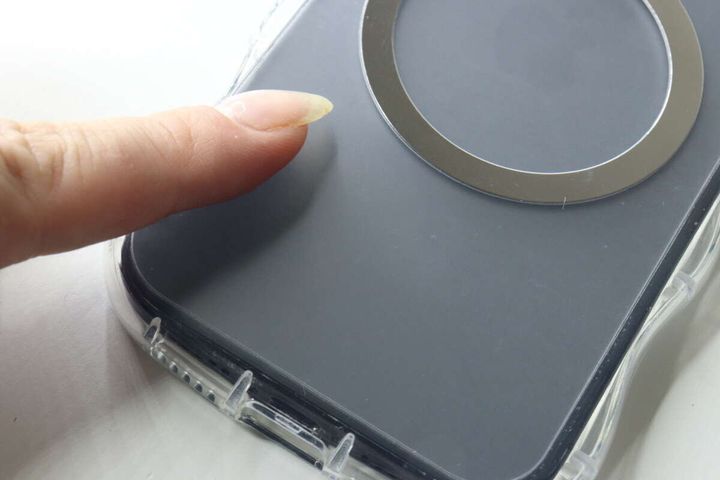 ケース表面の指紋が目立ちにくいフロスト加工の質感を指で示す様子