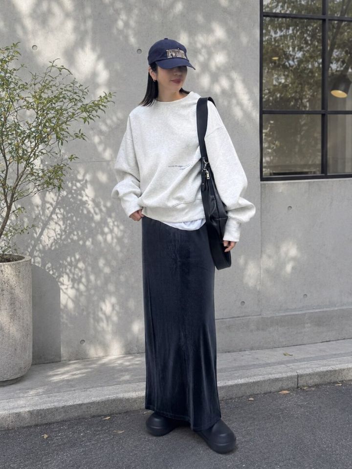 白のゆったりスウェットに黒のベロアスカートのコーデ