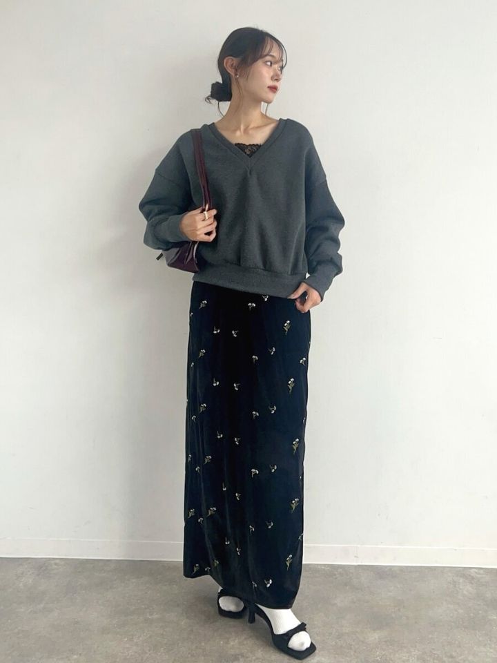 ダークグレーのVネックスウェットと花柄刺繍の黒スカートのコーデ