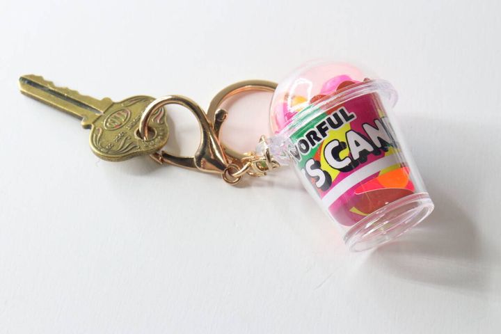 アンティーク風の鍵とゴールドの金具で並べられたキーホルダー