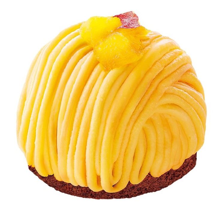 黄色いなると金時クリームとダイスが乗ったドーム型のケーキ