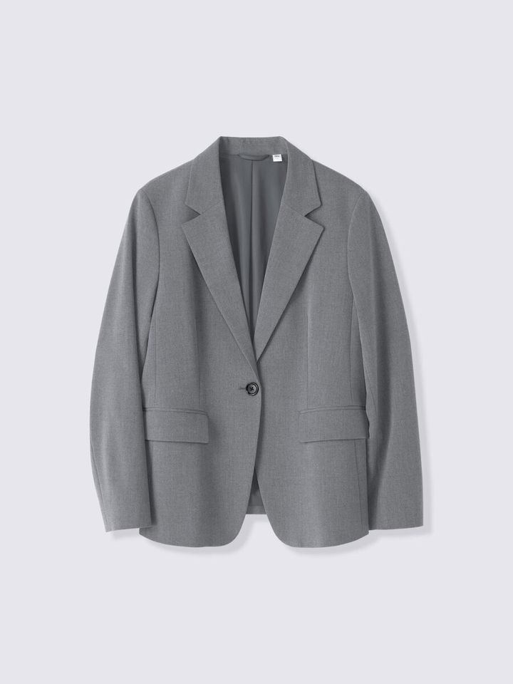 すっきりとしたシルエットできれいめに着こなせるグレーのジャケット