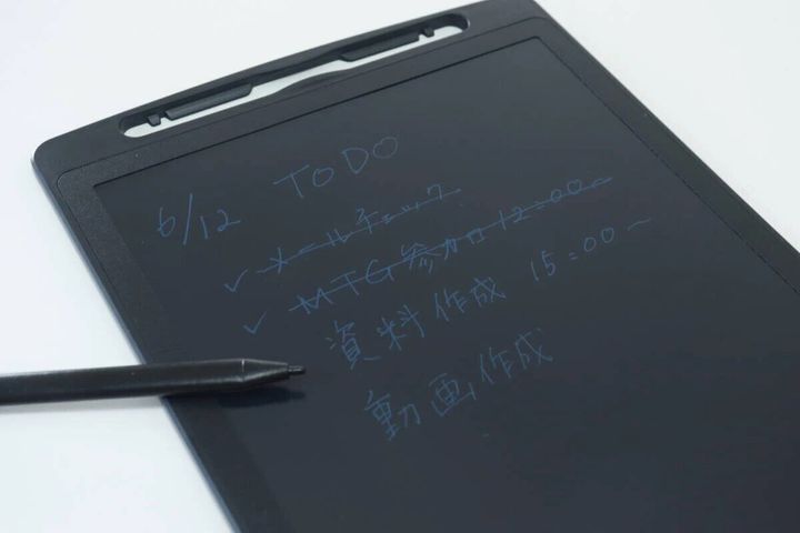 電子メモパッドに手書きの「TO DO」リストが書かれており、ペン先が画面に触れている