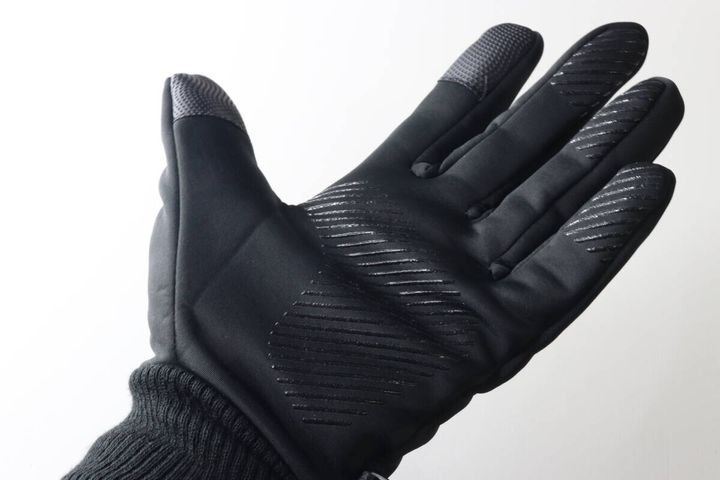 黒い防寒手袋を着用した手のひらを広げた状態。手のひらと指の滑り止めが見える