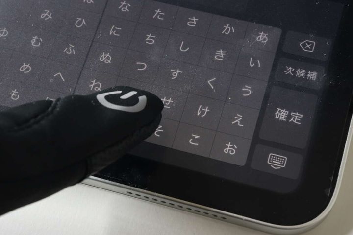 黒い防寒手袋を着用した指でタブレットのキーボードを操作している様子