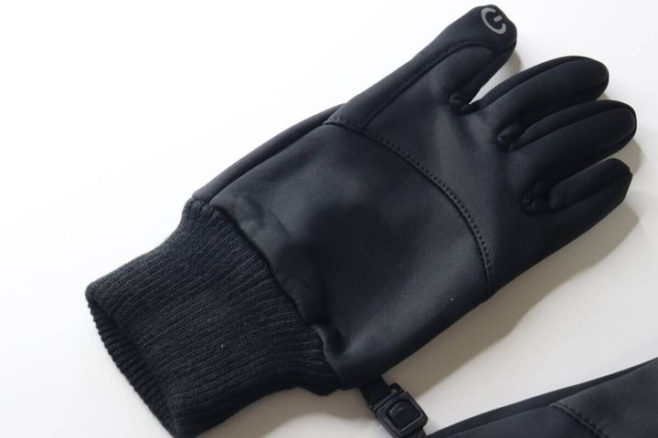 黒い防寒手袋の片方をアップで撮影。人差し指の反射素材と手首のリブがわかる