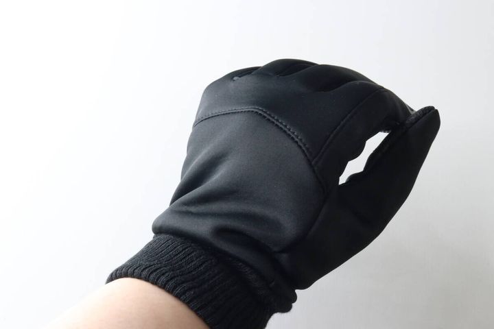 黒い防寒手袋を着用した手が軽く握られた状態。手首のリブがフィットしている
