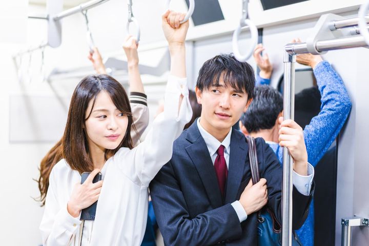 電車が急停車した際に近くの人にぶつかられ、けがをしてしまった場合、相手に治療費を請求できる？（画像はイメージ）