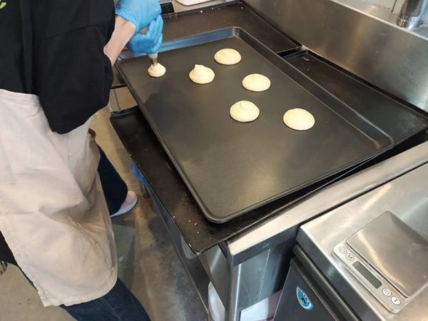 京都・京田辺のグルテンフリー専門店「お米のパンとお菓子もり」が国産米粉で作る「シュークリーム」を発売！土曜限定