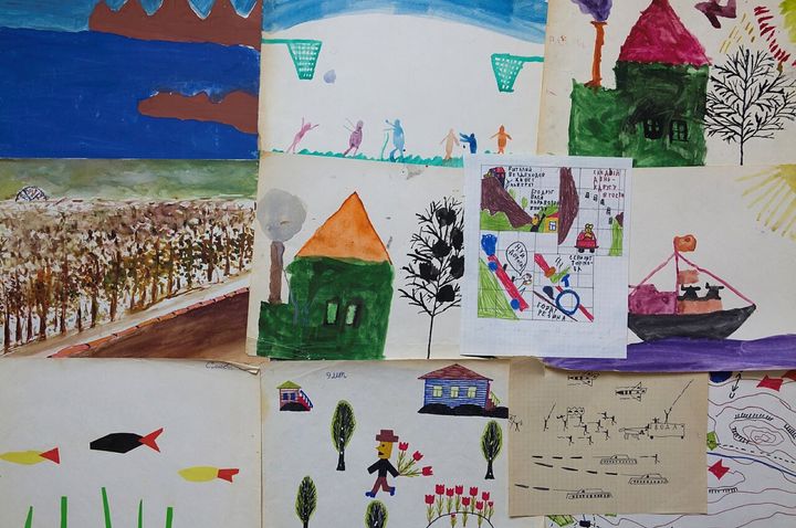 子どもたちが描いた絵です(ロシア・ロストフ・ナ・ドヌ)。毎日のように自信たっぷりに描く子どもの姿が、大人の目に「創造的」と映るのかもしれません。