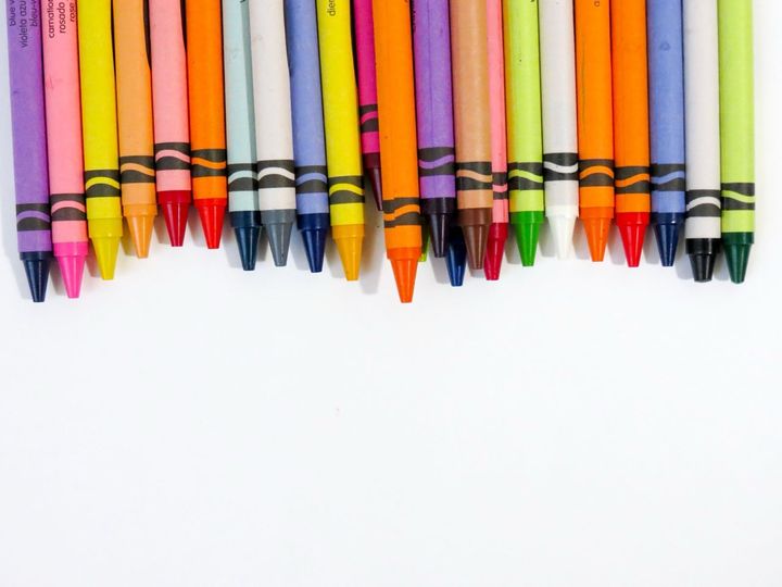 色とりどりのクレヨンです。創造性を測るテストには、意味のない線に描き足して絵を仕上げるものもあります。