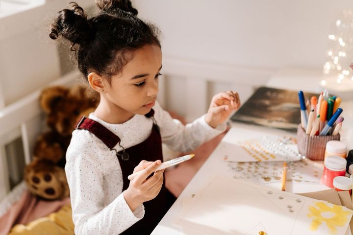 机に向かって絵を描く女の子です。自分の創造性をたずねられると、子どもの多くは自分を「とても創造的」と答えました。