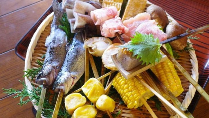 炭火の上に置いて焼いていく様々な串