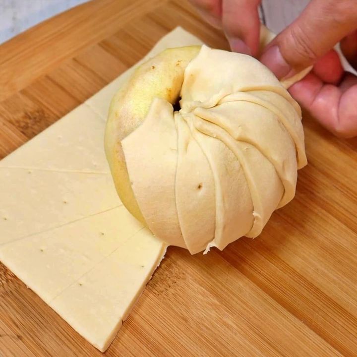 りんごの中心にビスケットを詰めた様子
