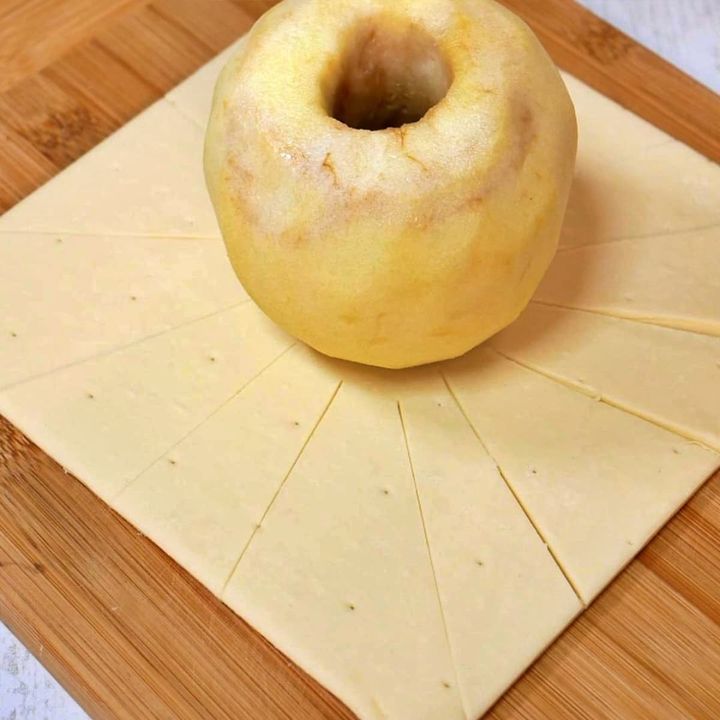 りんごをのせたパイシートに切り込みを入れた様子
