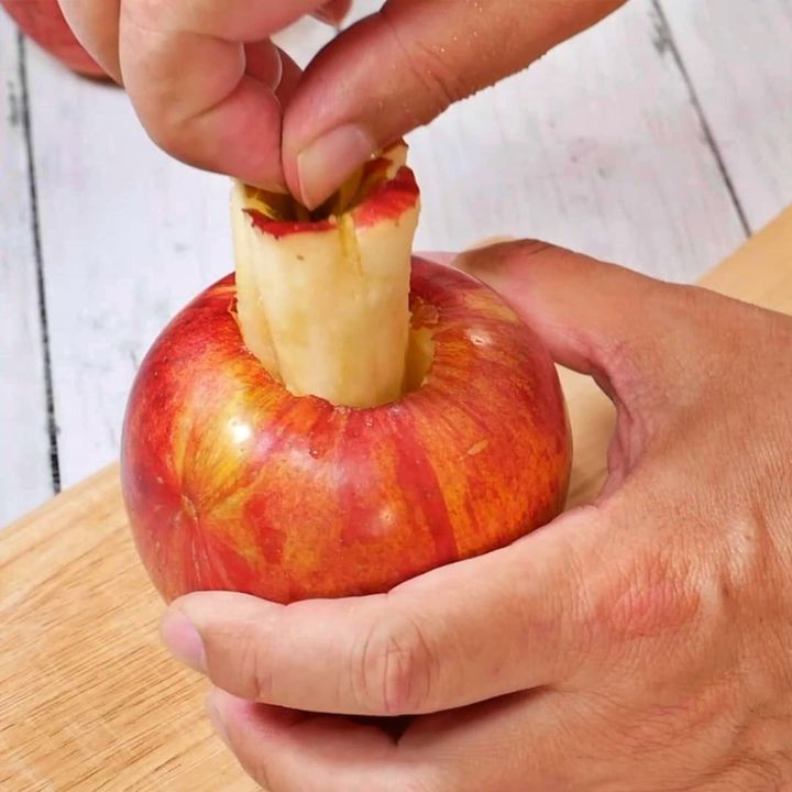 芯をくり抜いて皮をむいたりんご