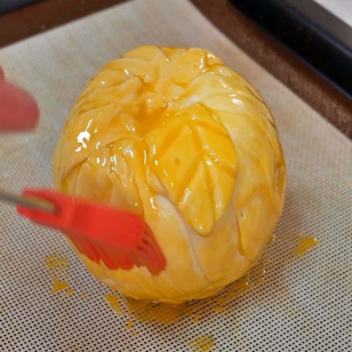 りんごをパイシートで包み卵黄を塗った様子