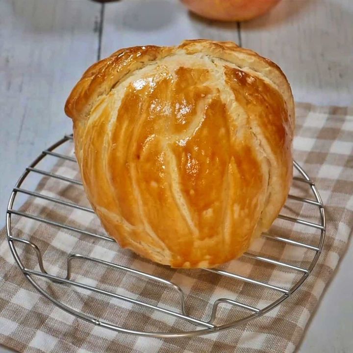 焼き上がったまるごとりんごのアップルパイ