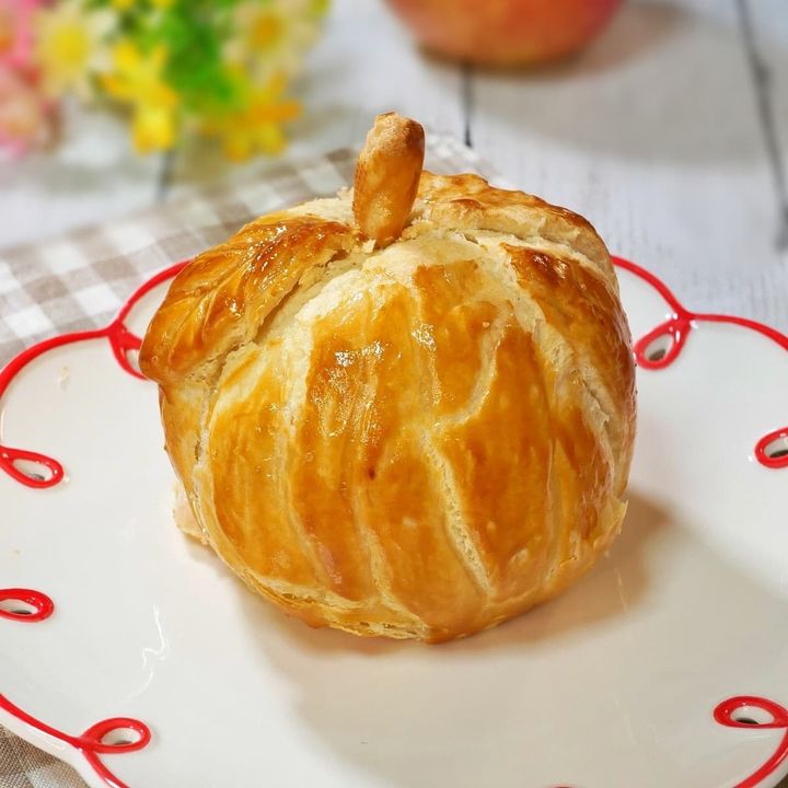 りんごをまるごと包んだアップルパイ