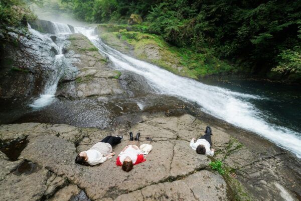 熊本県の菊池渓谷で自然の中のお茶会や薬膳朝食を体験！離れ宿で心身を整えるウエルネスツアーの予約受付開始