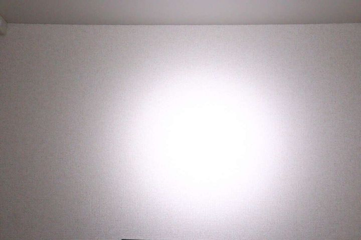 壁面の中心部をスポットモードの強い光でピンポイントに照らしている状態