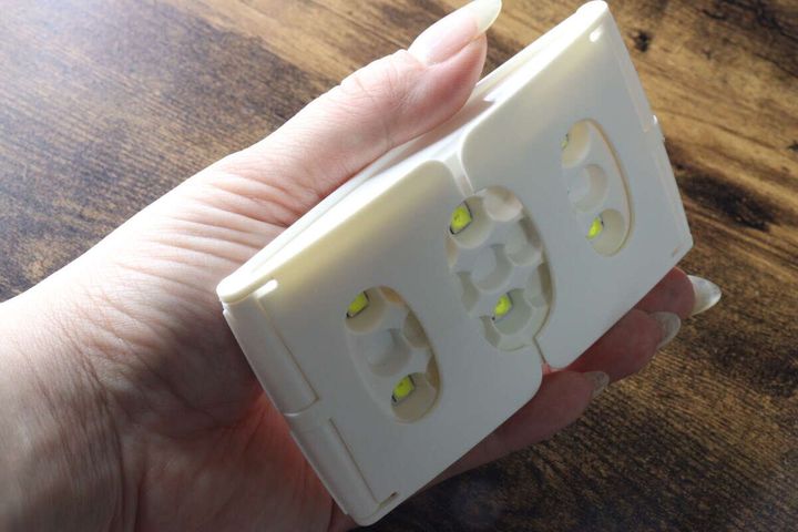 手に持ってコンパクトさや裏側のLEDライト配置を確認している様子
