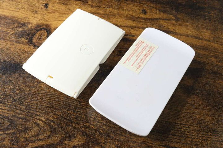 左側に新型、右側に旧型を並べてサイズ感を比較している様子