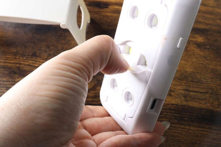 新型レジンライトの脚を指の腹で掴んで起こしやすい様子