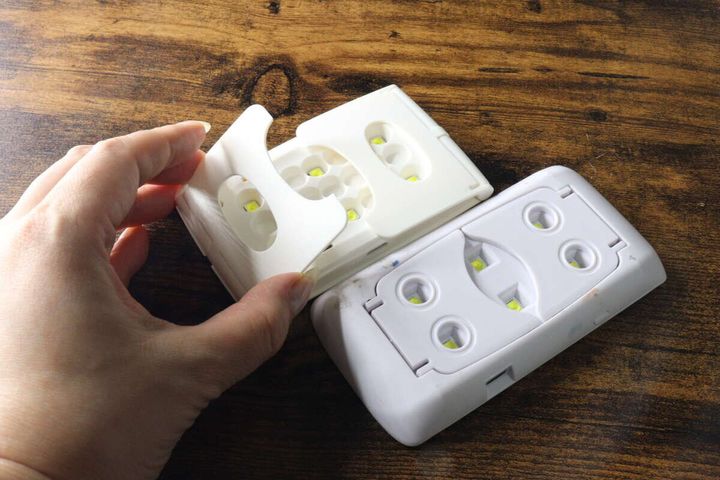 新型と旧型の裏側の脚の形状や作りを比較している様子