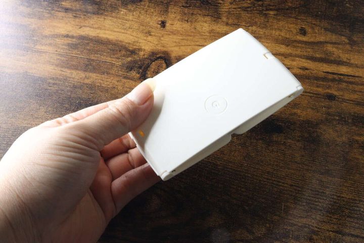 手に持った状態のコンパクトな新型レジンライトの俯瞰写真