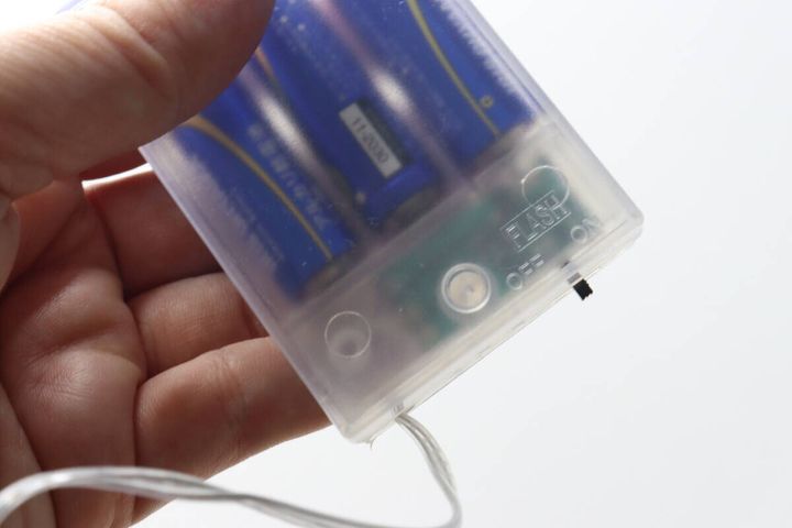 ストリングライトの電池ボックスにある、点灯モードを切り替えるスイッチ部分。