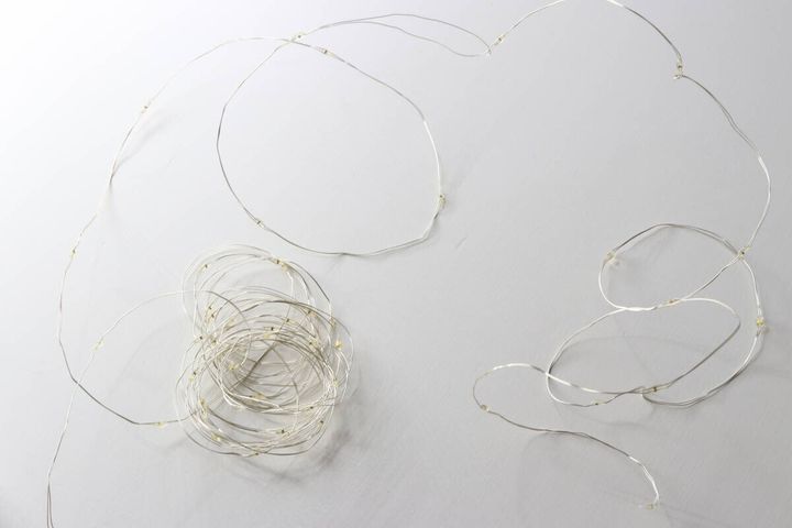 5.5mのストリングライトを広げた状態。細いコードに小さなライトが並ぶ。