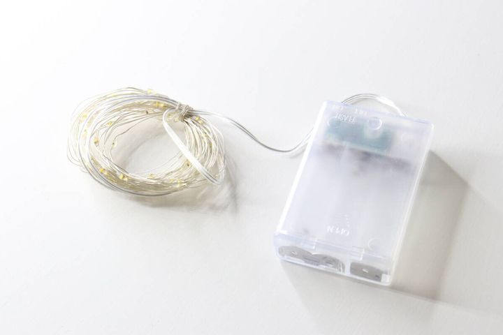 パッケージから出した状態のストリングライトと透明な電池ボックス。