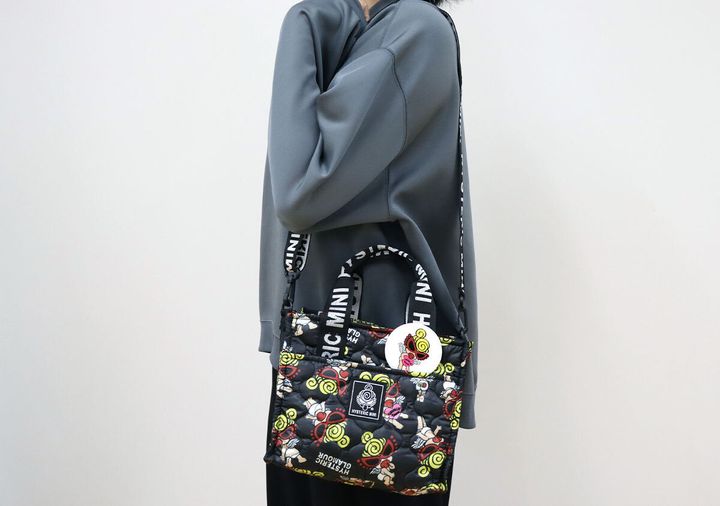 黒いスウェットの人物がヒステリックミニの黒いキルティングバッグを肩にかけている