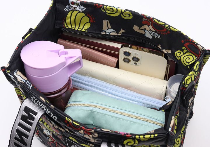 ヒステリックミニの黒いキルティングバッグに水筒や長財布など多くの荷物を収納している