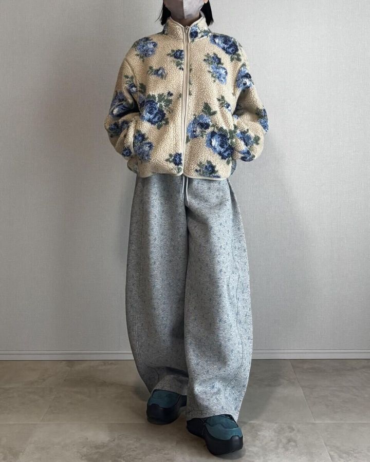 花柄フリースジャケットとスウェットパンツを合わせたセットアップ風コーディネート写真
