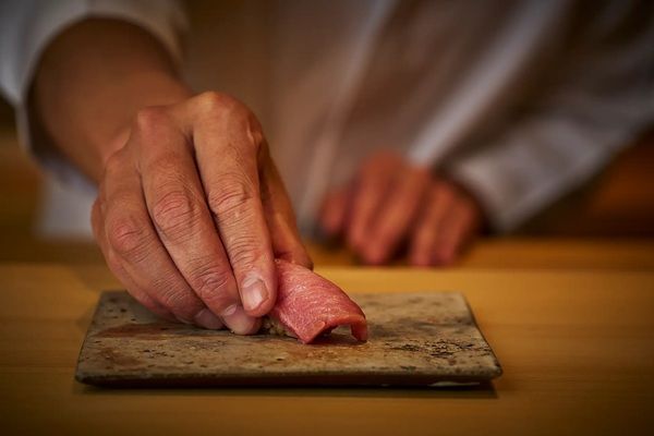 大阪・北新地にカビ熟成を取り入れた鮨店「鮨 刻香」オープン！カビ熟成研究家と鮨職人が協業