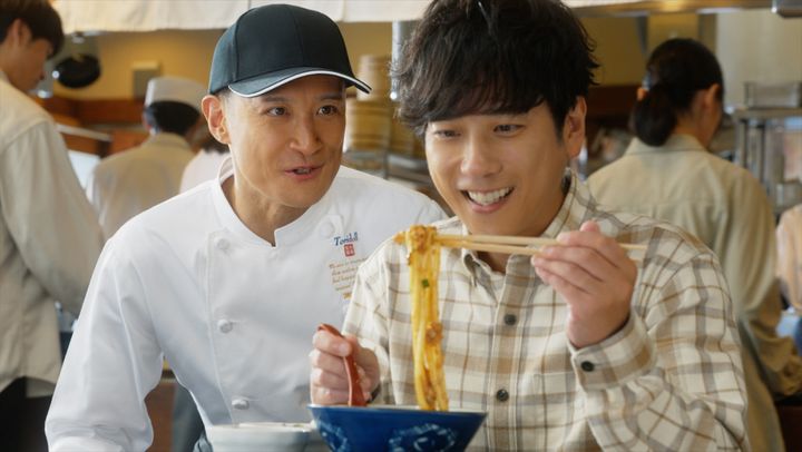 丸亀製麺 新テレビCM「もう戻れない。肉辛まぜうどん」松岡昌宏・二宮和也共演篇より width=