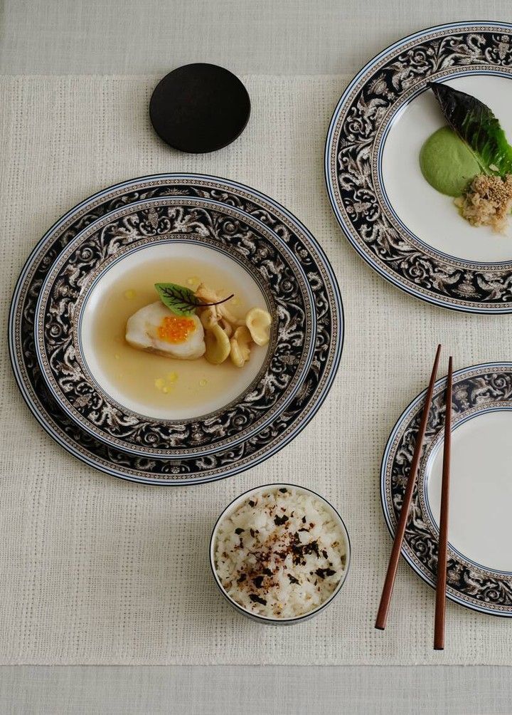 【WEDGWOOD（ウェッジウッド）】「フロレンティーン ネイビー」の食器に料理を盛りつけた写真