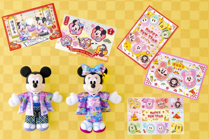 和服姿のミッキーマウスとミニーマウスのぬいぐるみバッジ、書初めの私製年賀はがきセット