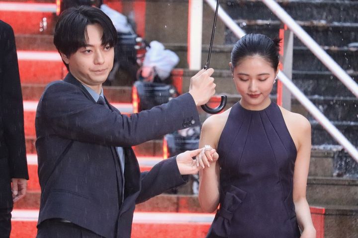 「第39回東京国際映画祭」オープニングレッドカーペットに登場した（左から）原菜乃華、作間龍斗（ACEes） クランクイン！ width=