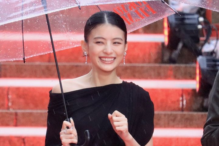 「第39回東京国際映画祭」オープニングレッドカーペットに登場した出口夏希 クランクイン！ width=