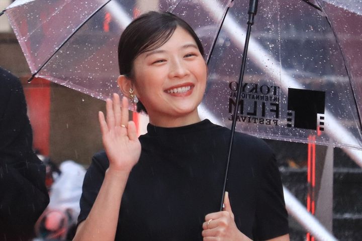 「第39回東京国際映画祭」オープニングレッドカーペットに登場した伊藤沙莉 クランクイン！ width=