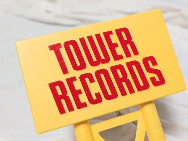 TOWER RECORDSのロゴが入った看板部分のアップ