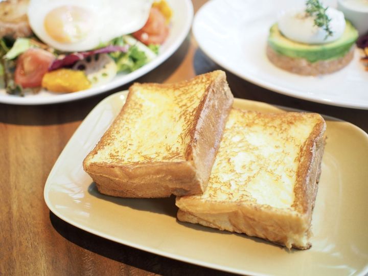 「ブリオッシュフレンチトースト＋メインディッシュ」（写真は「グリルチキンのカリフォルニアサラダ コブドレッシング」）2200円