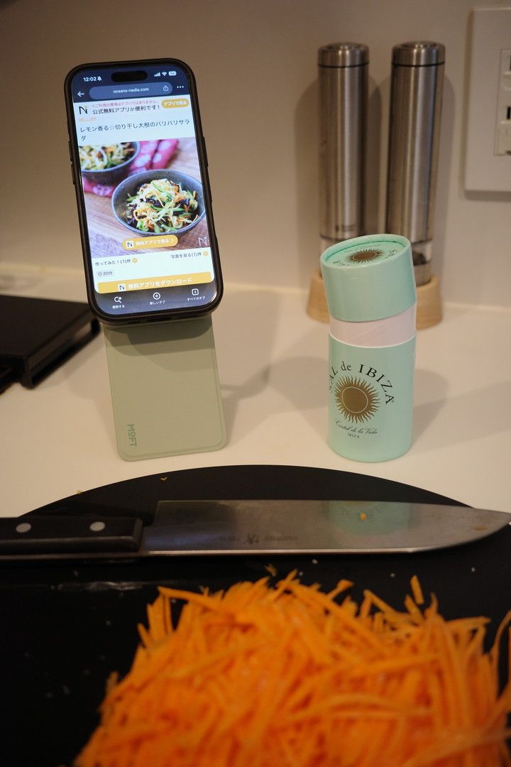 MOFTのスマホスタンドでレシピを見ながら料理をしている様子
