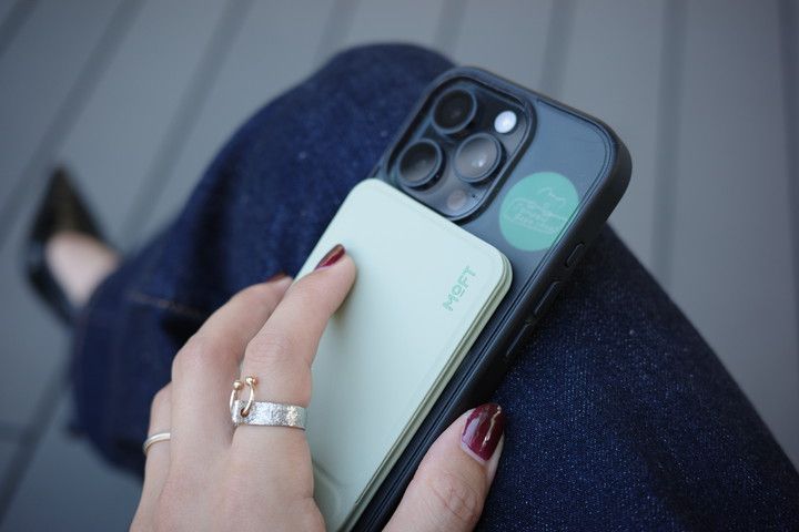 MOFTのスマホスタンドを手に持っている様子