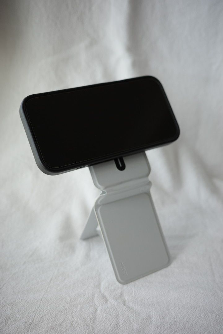 MOFTの8-IN-1多機能スタンドでスマホを立てた状態
