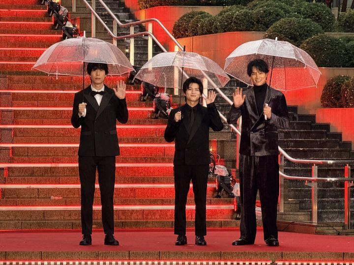 「第39回東京国際映画祭」オープニングレッドカーペットに登場した（左から）楊礼平監督、柏木悠（超特急）、鈴木伸之 クランクイン！ width=